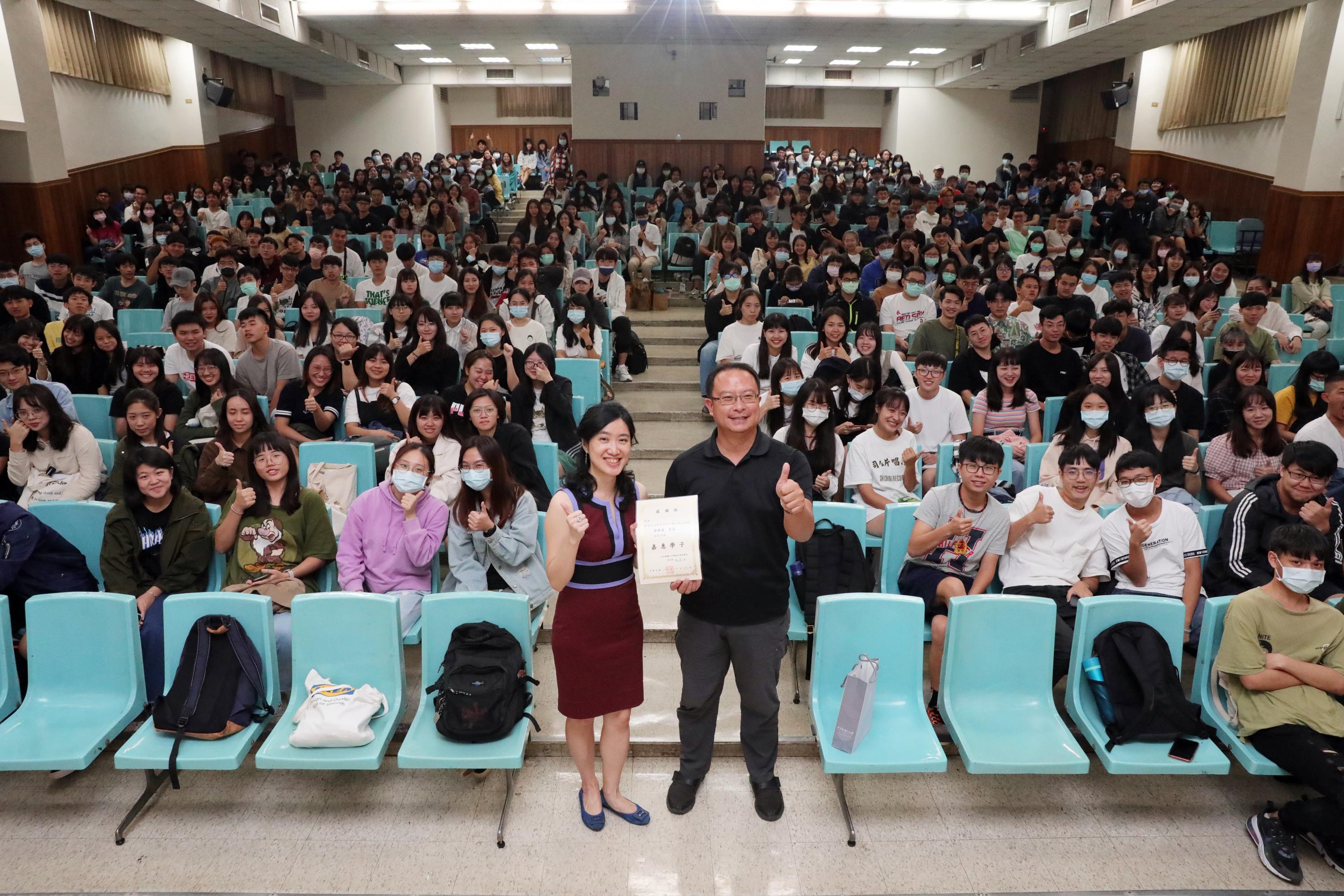 109學年度 系周會~系友分享：大數據在葡萄酒產業的應用面 109.10.05